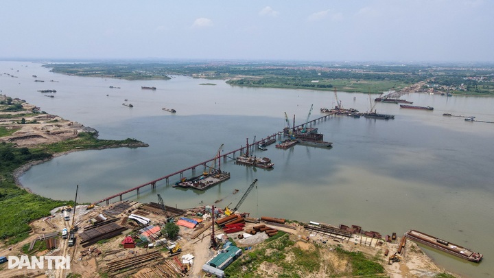 Four Hanoi Red River bridges begin to take shape - 1