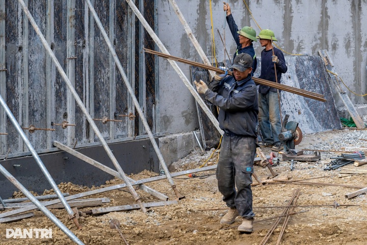 Hanoi's 'world's costliest road' set for year-end progress - 1