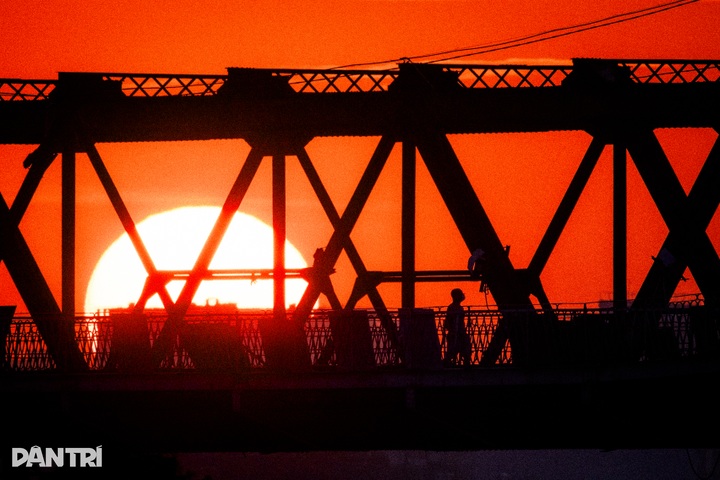 Residents and tourists captivated by Hanoi sunsets - 7