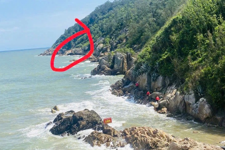 Two tourists rescued after being trapped by rising tide in Thanh Hoa - 1