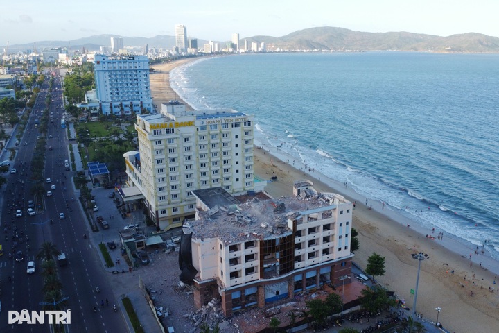Gia Lai removes beachfront hotel to create public space - 2