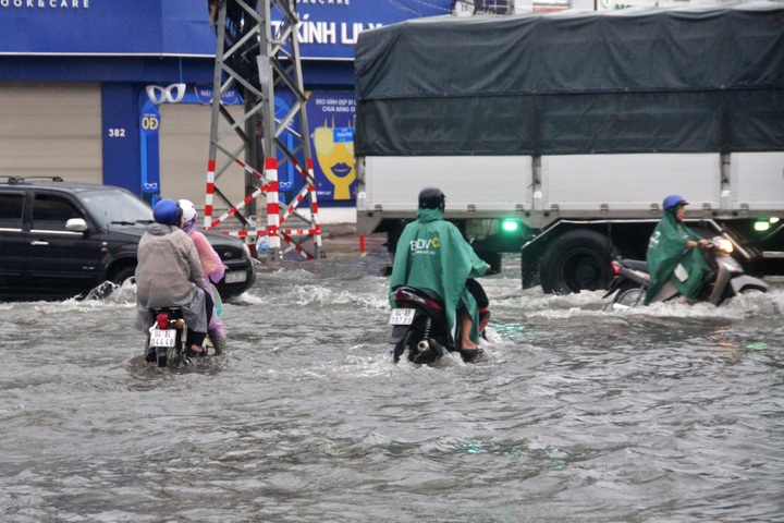 Heavy rain floods multiple roads in Ca Mau - 2 Heavy rain floods multiple roads in Ca Mau - 2