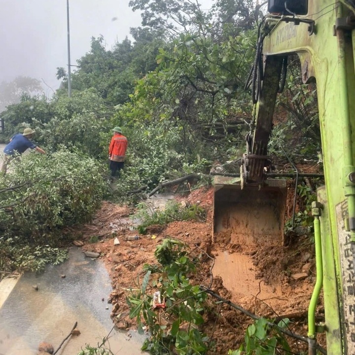 Police urge public to avoid travel to Tam Dao after landslide - 1
