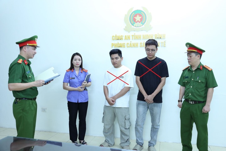 Police seize 7,600 fake branded shoes in Ninh Binh - 1