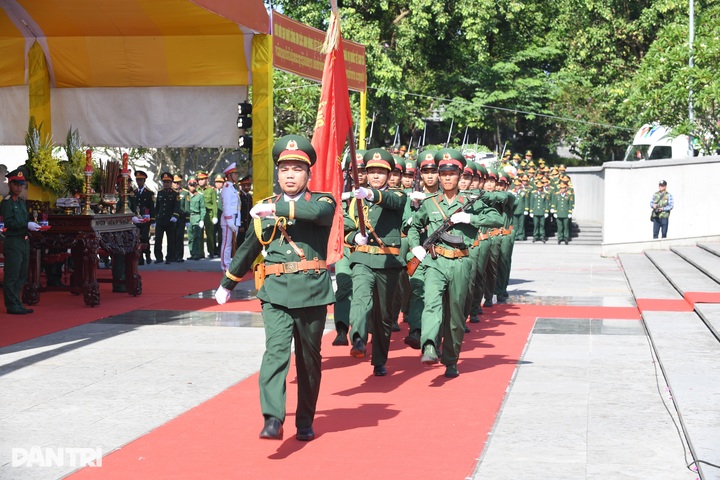PM Le Minh Hung attends burial ceremony for 28 Vietnamese martyrs - 3