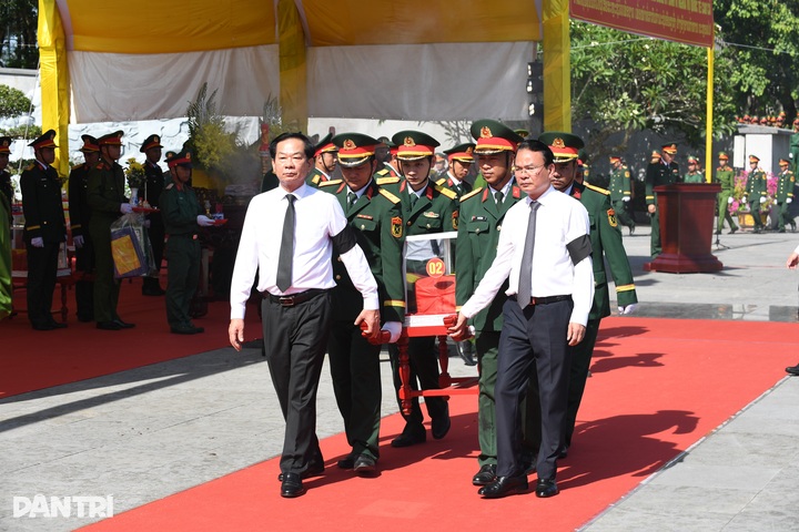 PM Le Minh Hung attends burial ceremony for 28 Vietnamese martyrs - 5