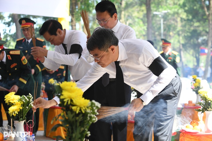 PM Le Minh Hung attends burial ceremony for 28 Vietnamese martyrs - 6