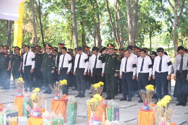 PM Le Minh Hung attends burial ceremony for 28 Vietnamese martyrs - 7