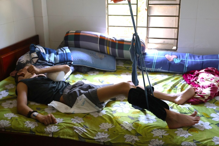 Danang mother seeks help for son left bedridden after crash - 3
