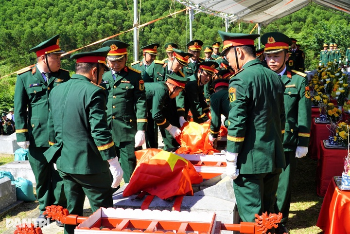Ha Tinh buries Vietnamese soldiers found in Laos after 40 years - 9