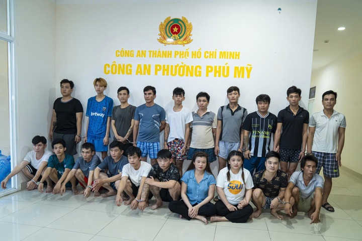 HCM City detains 21 people in drug trafficking investigation - 2