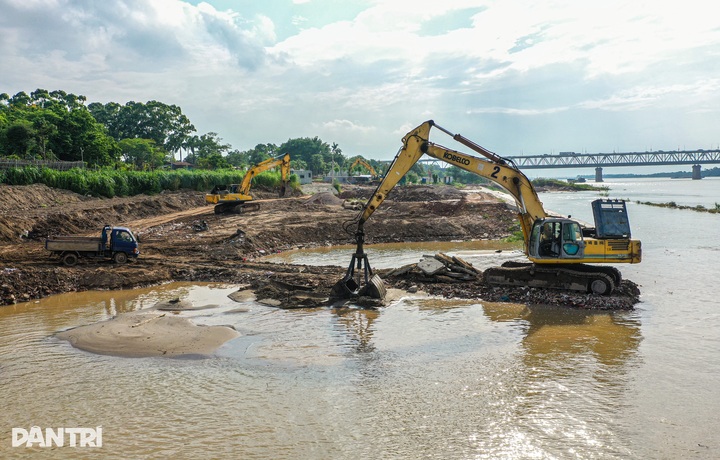 Work begins on first park in Hanoi’s Red River boulevard project - 9