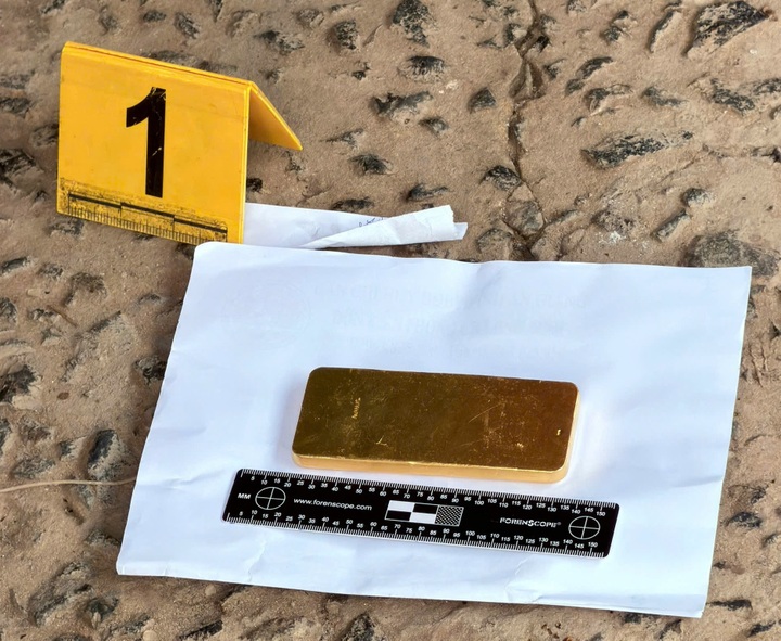 Man arrested for smuggling 1kg gold bar across border - 1