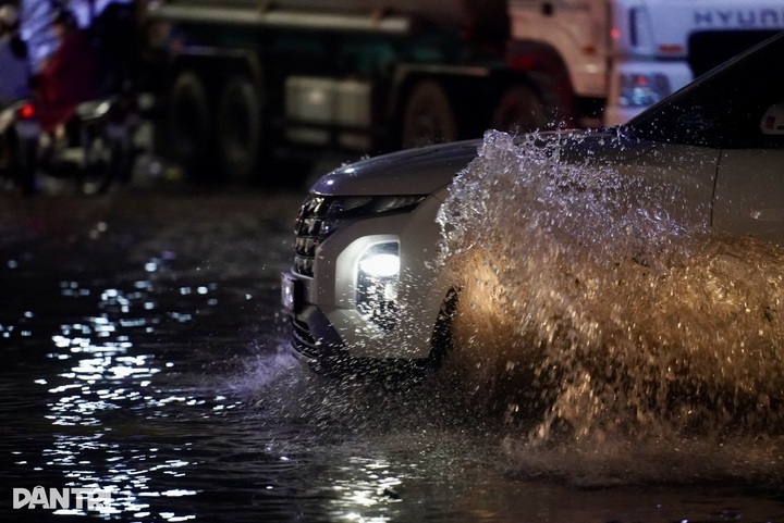 Heavy rain causes flooding and traffic congestion across Hanoi - 1