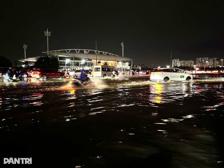 Heavy rain causes flooding and traffic congestion across Hanoi - 2