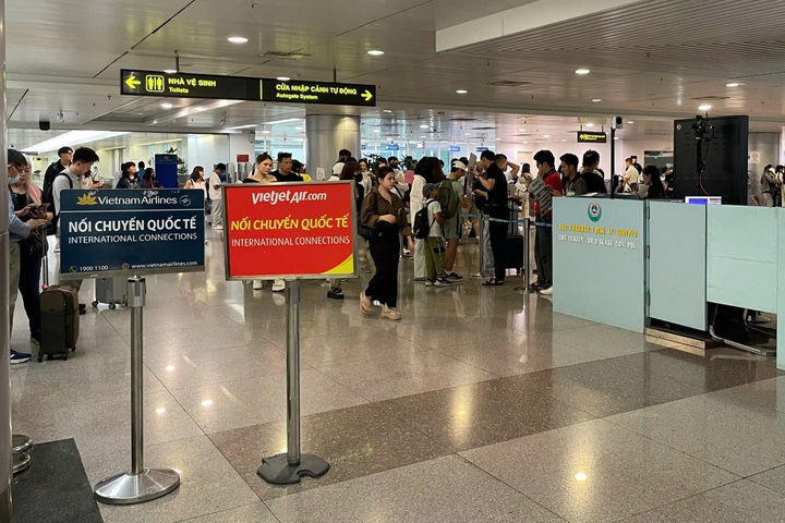 Tan Son Nhat Airport issues Ebola warning for arrivals - 1