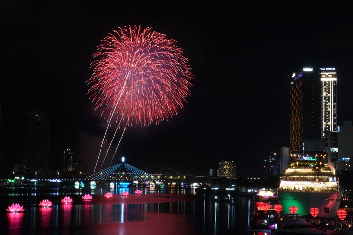 Vietnam and China light up Han River at fireworks festival - 5