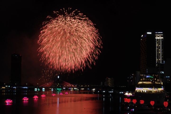 Vietnam and China light up Han River at fireworks festival - 8