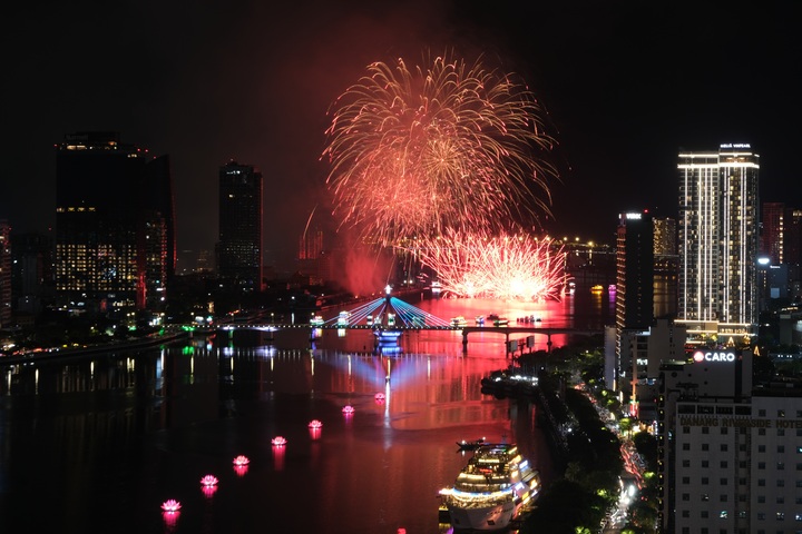 Vietnam and China light up Han River at fireworks festival - 1