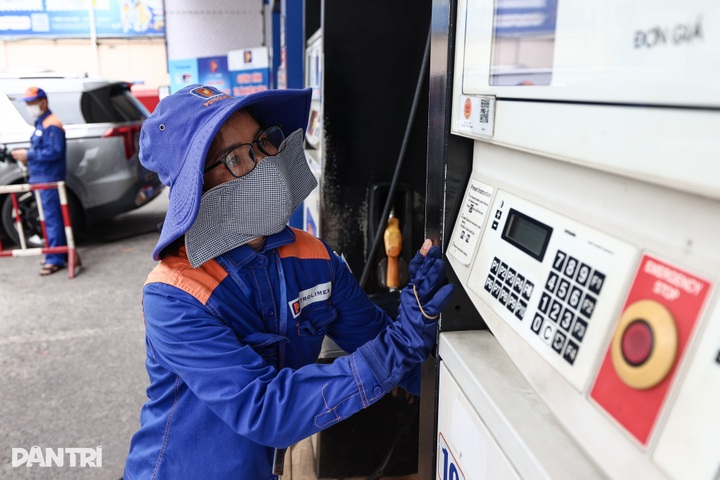 Vietnam cuts retail petrol prices after six increases - 1