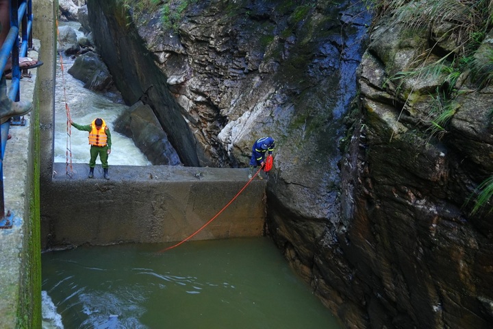 Two tourists swept away in Lao Cai stream accident - 2