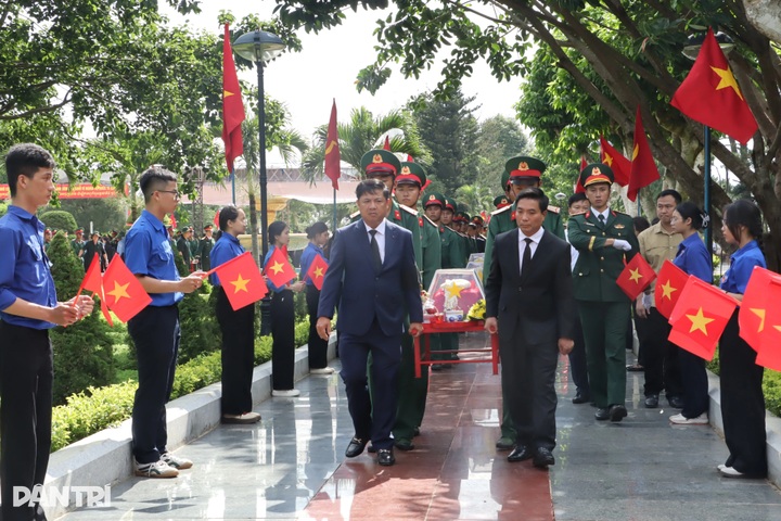 Hundreds welcome home 27 Vietnamese war dead in Dak Lak - 8