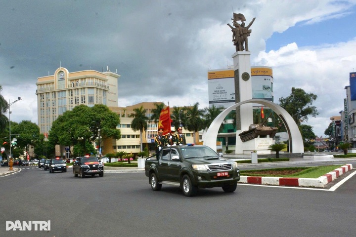 Hundreds welcome home 27 Vietnamese war dead in Dak Lak - 5