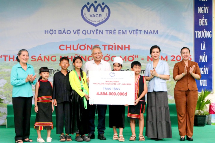 Danang students receive scholarships and support - 2
