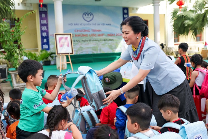 Danang students receive scholarships and support - 4
