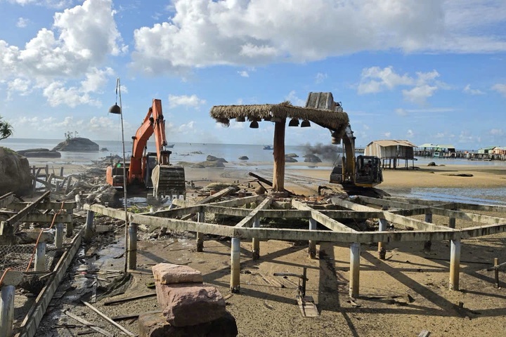 Authorities remove illegal seafront bungalows in Phu Quoc - 1