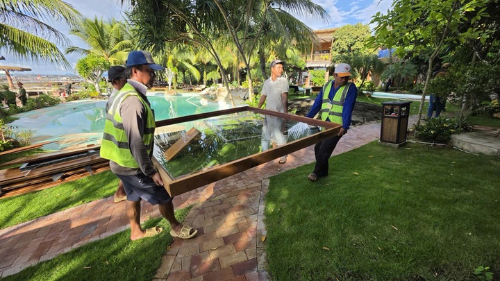Authorities remove illegal seafront bungalows in Phu Quoc - 2