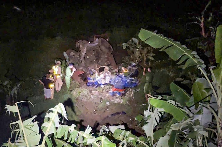 Two killed after truck plunges into ravine in Son La - 1