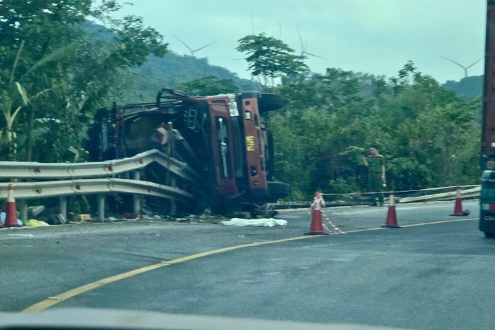Truck overturns on Quang Tri highway, three killed - 1