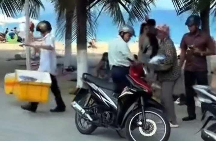 Nha Trang fruit vendor agrees to stop selling in restricted area - 2