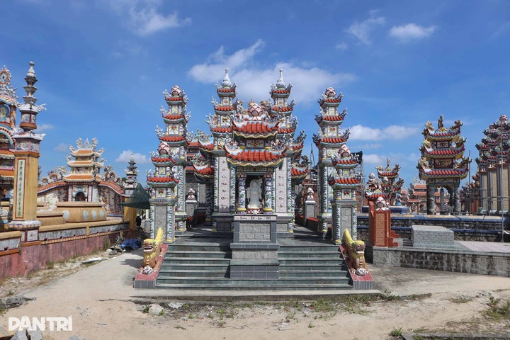 Hue family spends VND 15 billion on elaborate family tombs - 1