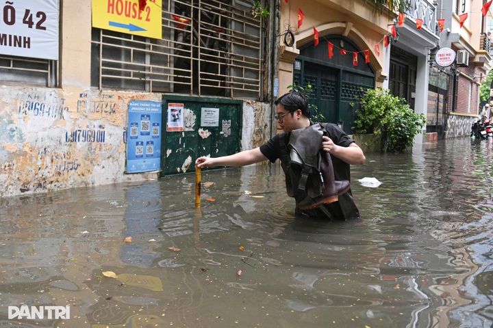 30-minute rain in Hanoi leaves streets deeply flooded - 7 30-minute rain in Hanoi leaves streets deeply flooded - 7