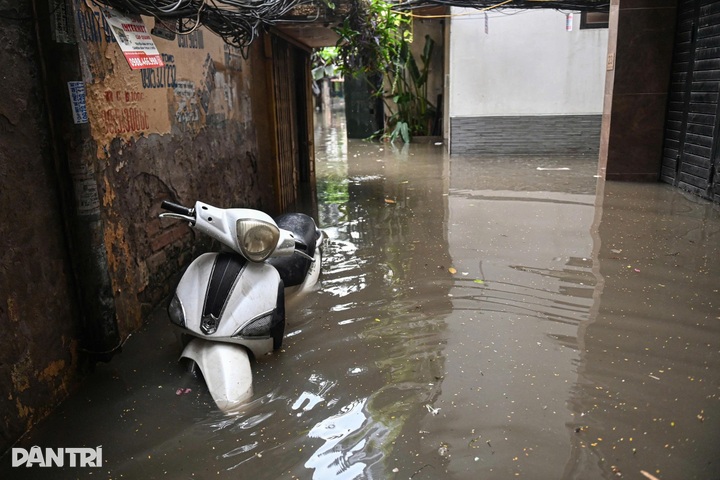 30-minute rain in Hanoi leaves streets deeply flooded - 6 30-minute rain in Hanoi leaves streets deeply flooded - 6