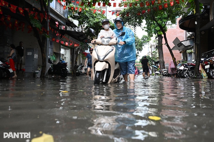 30-minute rain in Hanoi leaves streets deeply flooded - 10 30-minute rain in Hanoi leaves streets deeply flooded - 10
