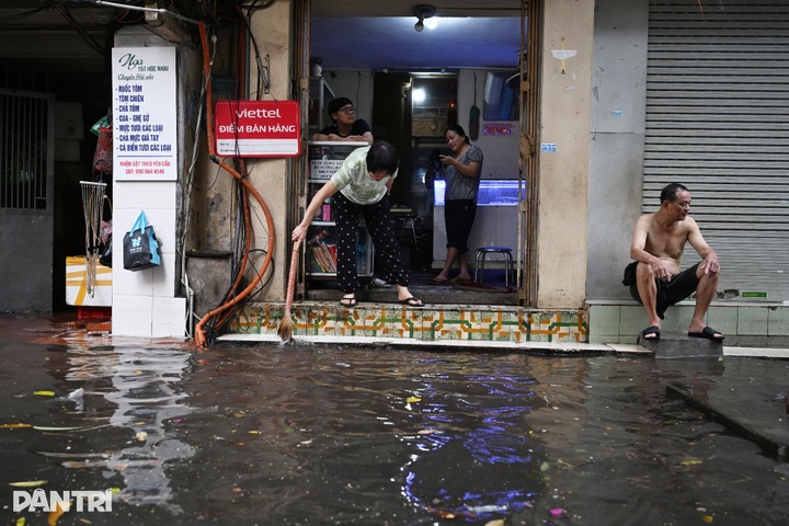 30-minute rain in Hanoi leaves streets deeply flooded - 11 30-minute rain in Hanoi leaves streets deeply flooded - 11