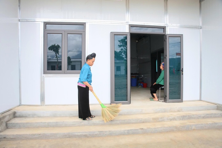 Flood-hit families in Lai Chau receive new homes - 1