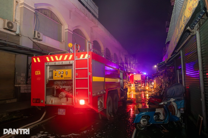 Hundreds of firefighters battle overnight blaze at Dong Nai market - 2 Hundreds of firefighters battle overnight blaze at Dong Nai market - 2