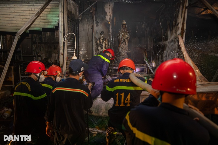 Hundreds of firefighters battle overnight blaze at Dong Nai market - 4 Hundreds of firefighters battle overnight blaze at Dong Nai market - 4