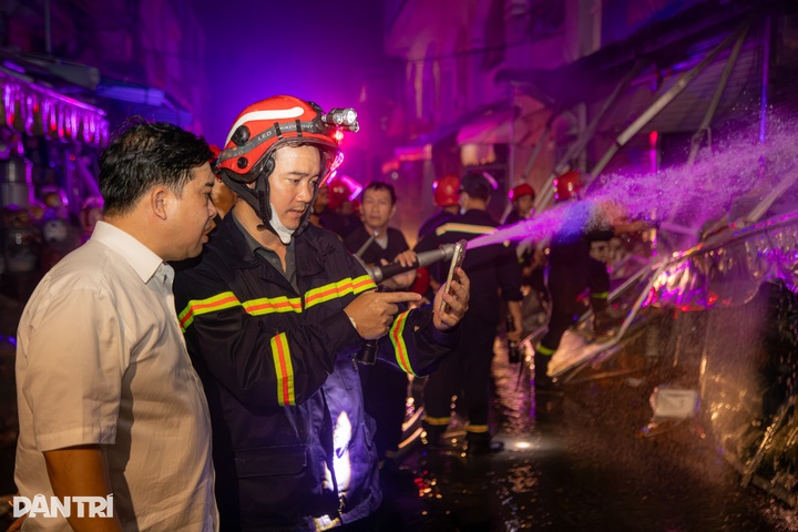 Hundreds of firefighters battle overnight blaze at Dong Nai market - 7 Hundreds of firefighters battle overnight blaze at Dong Nai market - 7
