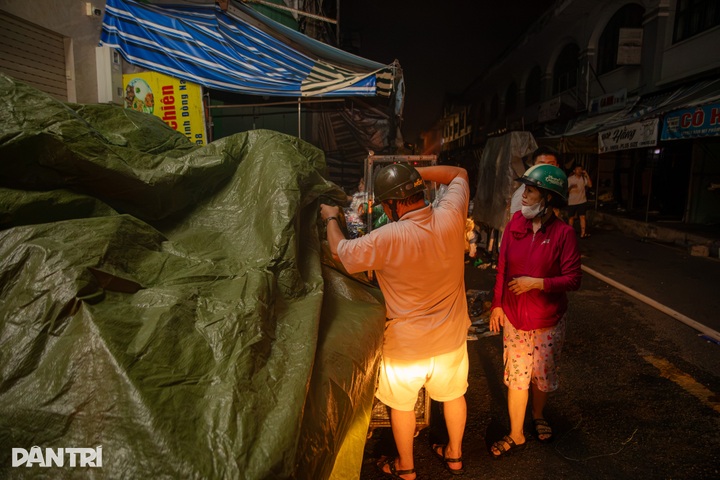 Hundreds of firefighters battle overnight blaze at Dong Nai market - 8 Hundreds of firefighters battle overnight blaze at Dong Nai market - 8