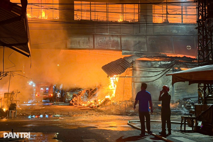Hundreds of firefighters battle overnight blaze at Dong Nai market - 1 Hundreds of firefighters battle overnight blaze at Dong Nai market - 1
