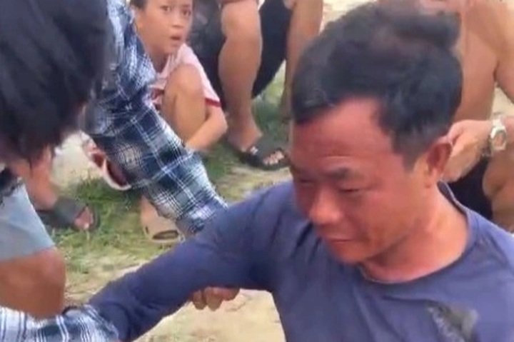 Man survives after spending 10 hours swimming at sea - 1