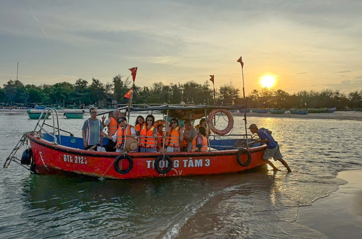 Speedboats to Ke Ga Lighthouse resume tourist services - 1 Speedboats to Ke Ga Lighthouse resume tourist services - 1
