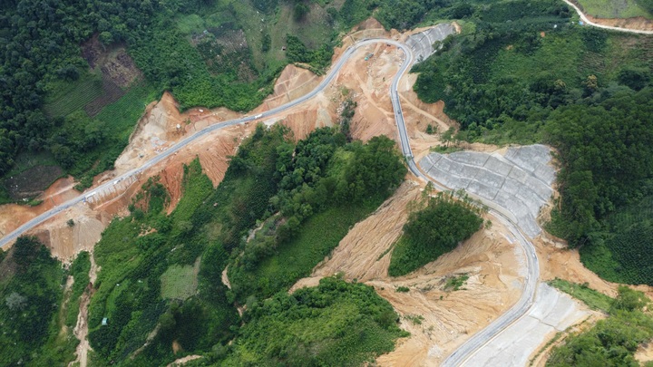 Landslide disrupts road linking Dalat and Buon Ma Thuot - 2 Landslide disrupts road linking Dalat and Buon Ma Thuot - 2