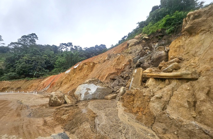 Landslide disrupts road linking Dalat and Buon Ma Thuot - 1 Landslide disrupts road linking Dalat and Buon Ma Thuot - 1