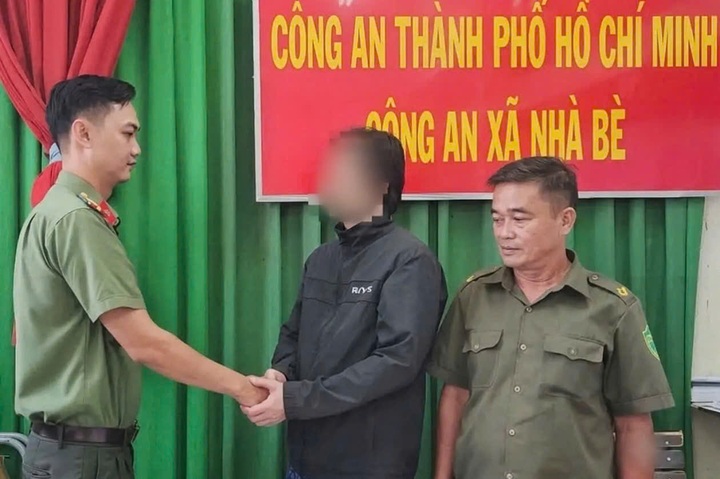 Ho Chi Minh City police rescue South Korean man after bridge jump - 1